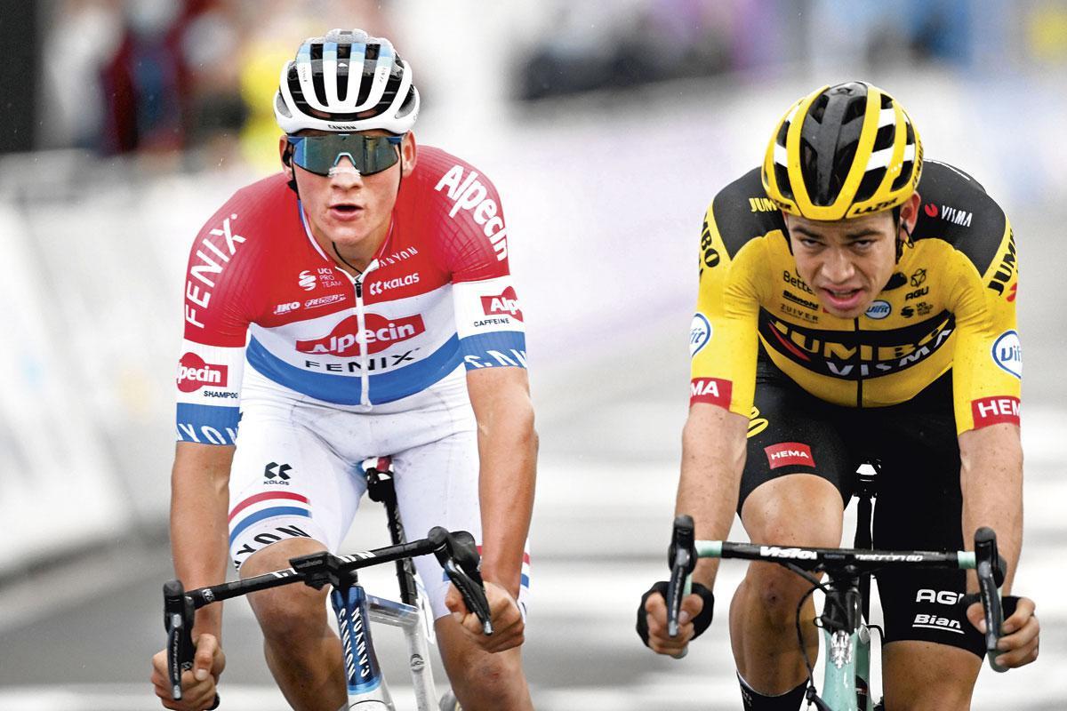In De Ronde 'Van der Poel (links) vs. Van Aert, dat is Tom Boonen vs. Fabian Cancellara in het kwadraat. Het publiek smult daarvan.'