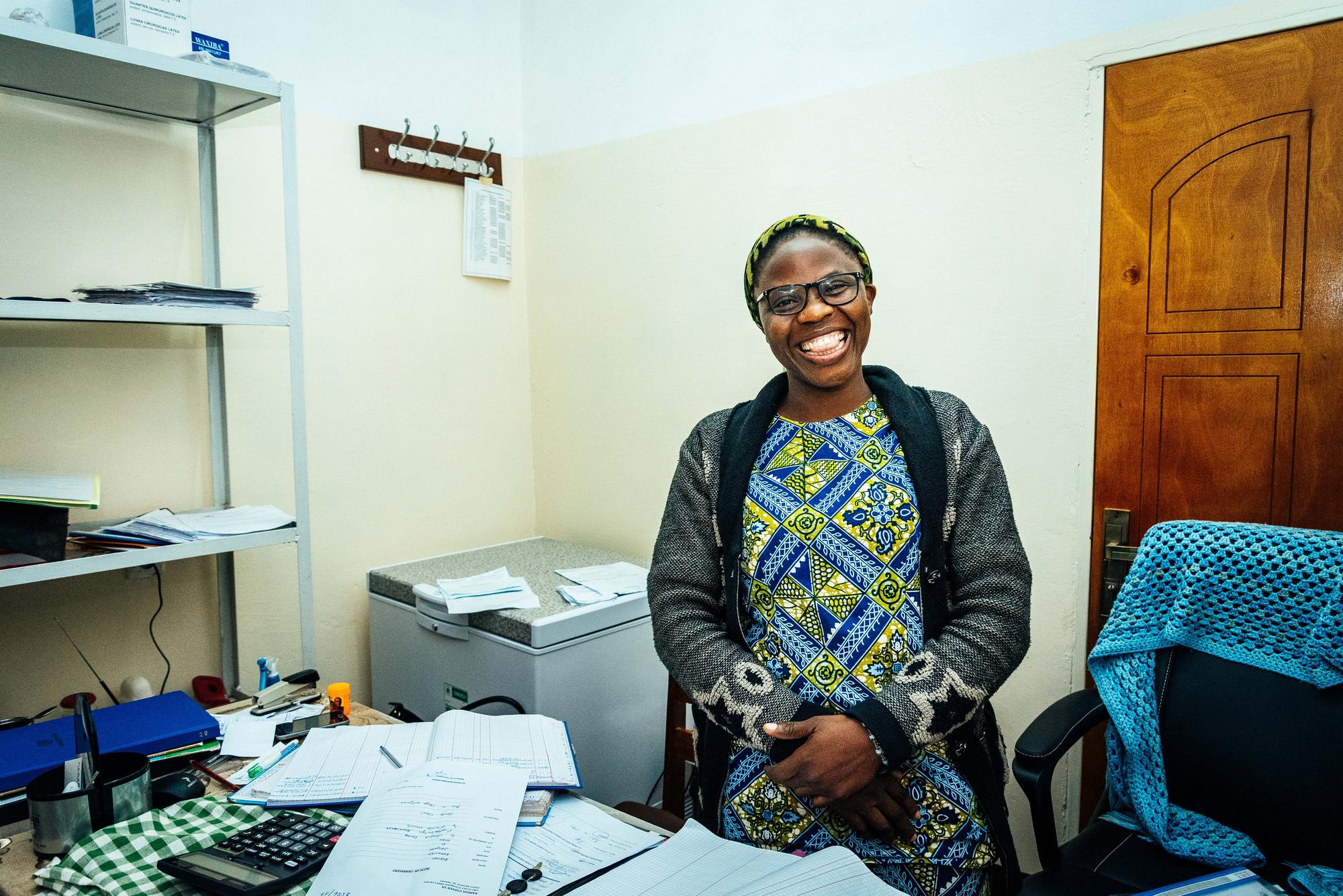 Zuster Elisabeth Ngoye Sanza onderhandelt met de patiënten over de prijs van hun oogoperatie.