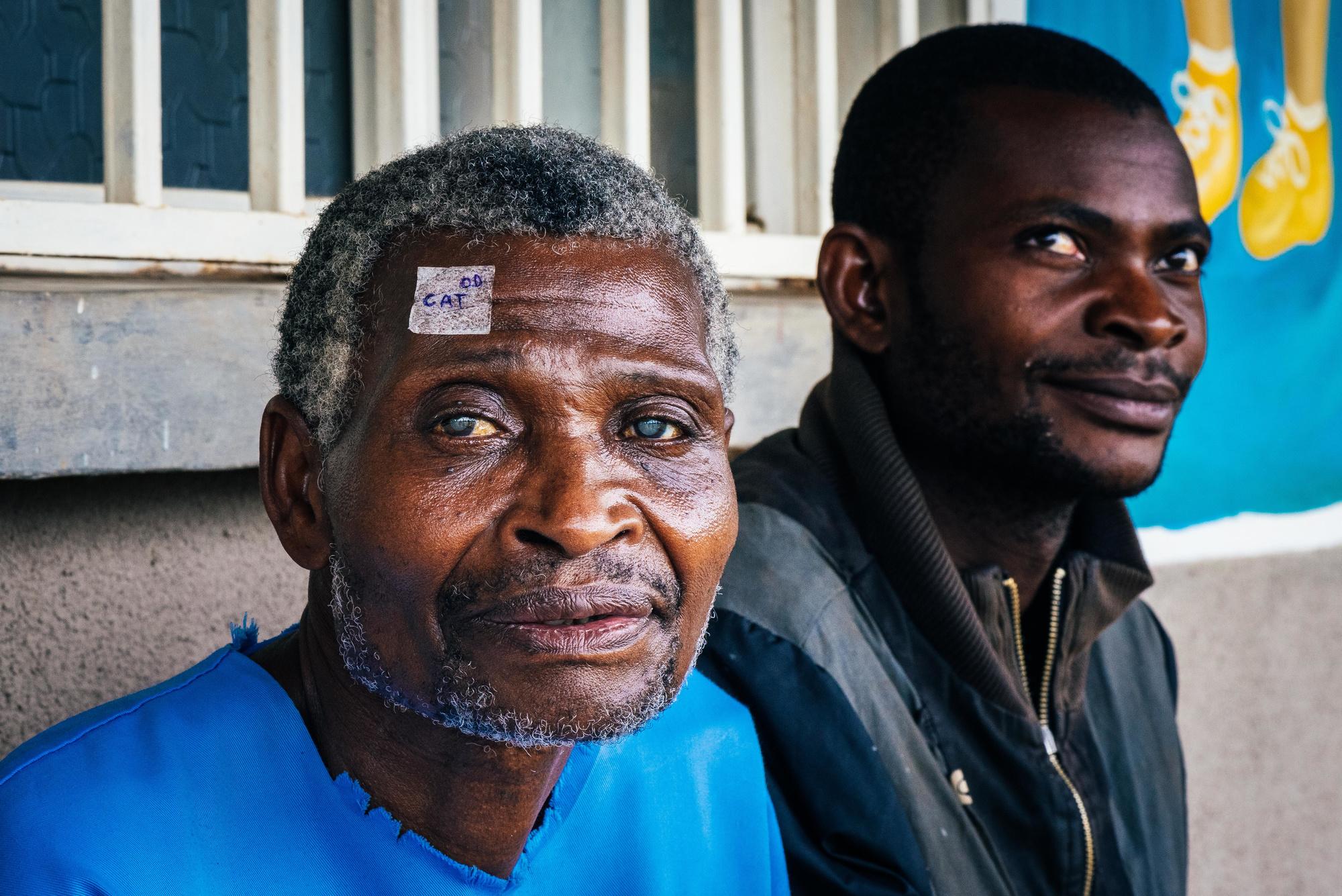 Kyembe en Kasongo Mwenze wachten op vaders oogoperatie in Mwangaza.