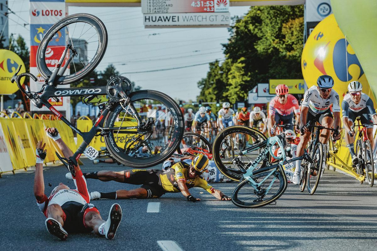 Zware valpartij tijdens de eerste etappe van de Ronde van Polen in Katowice , 5 augustus 2020.