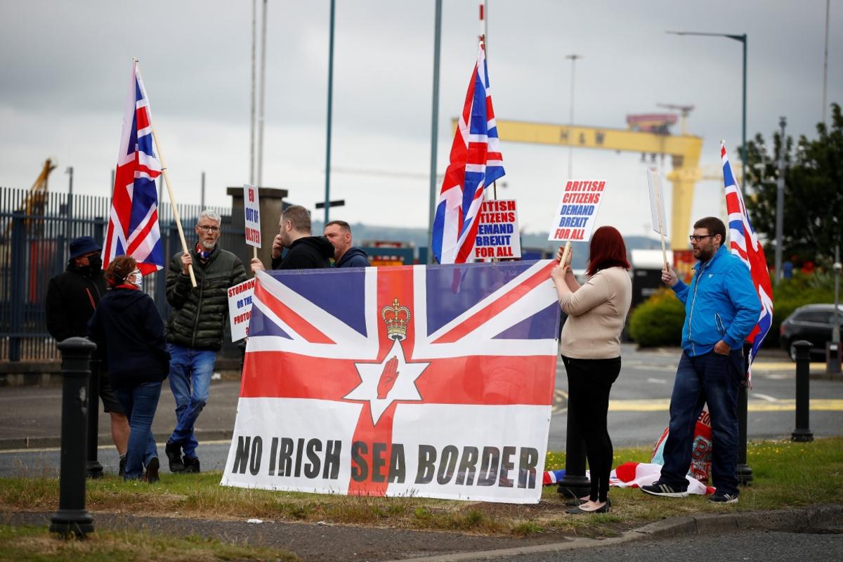 Ieren betogen tegen brexitvoorwaarden in Belfast, 3 juli 2021