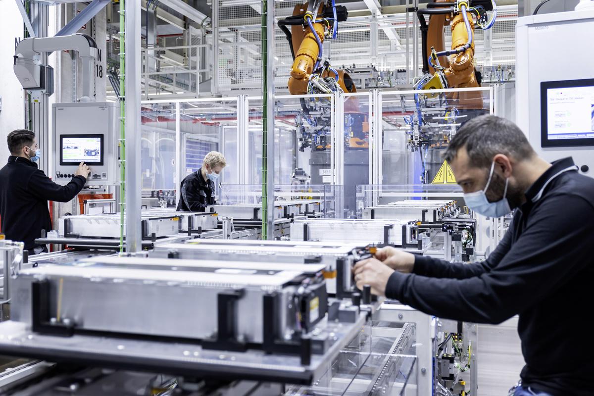 De omslag naar elektrische aandrijving vereist nieuwe competenties van de Mercedes-medewerkers.