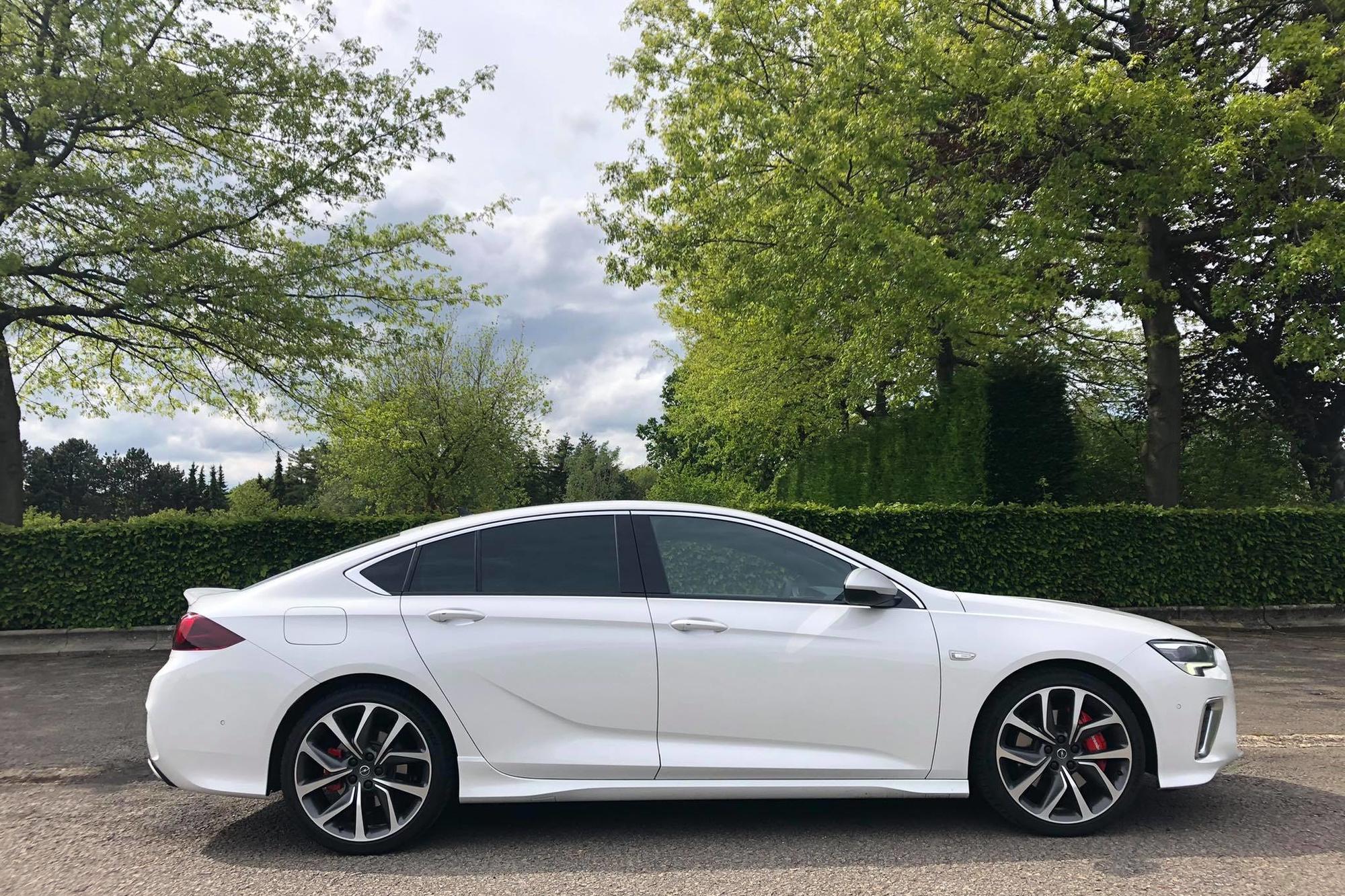 Details als de rode remklauwen zorgen voor een sportief accent.