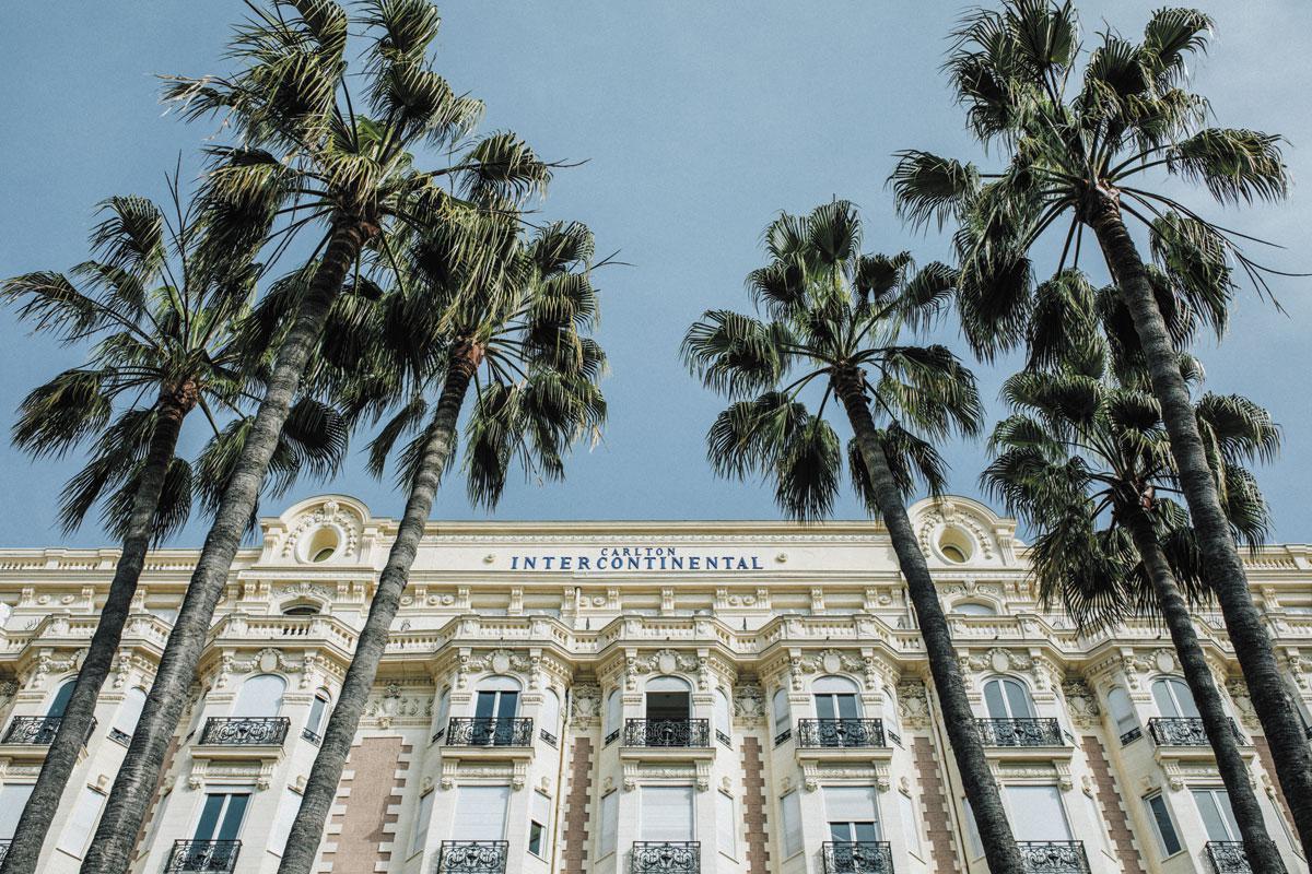Het Carlton-hotel in Cannes: de exotische palmbomen moesten een tropische sfeer creëren.