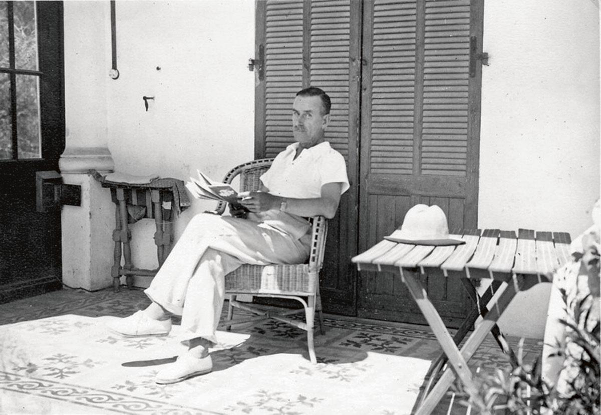 Thomas Mann voor de Villa Tranquille in Sanary, juni 1933.