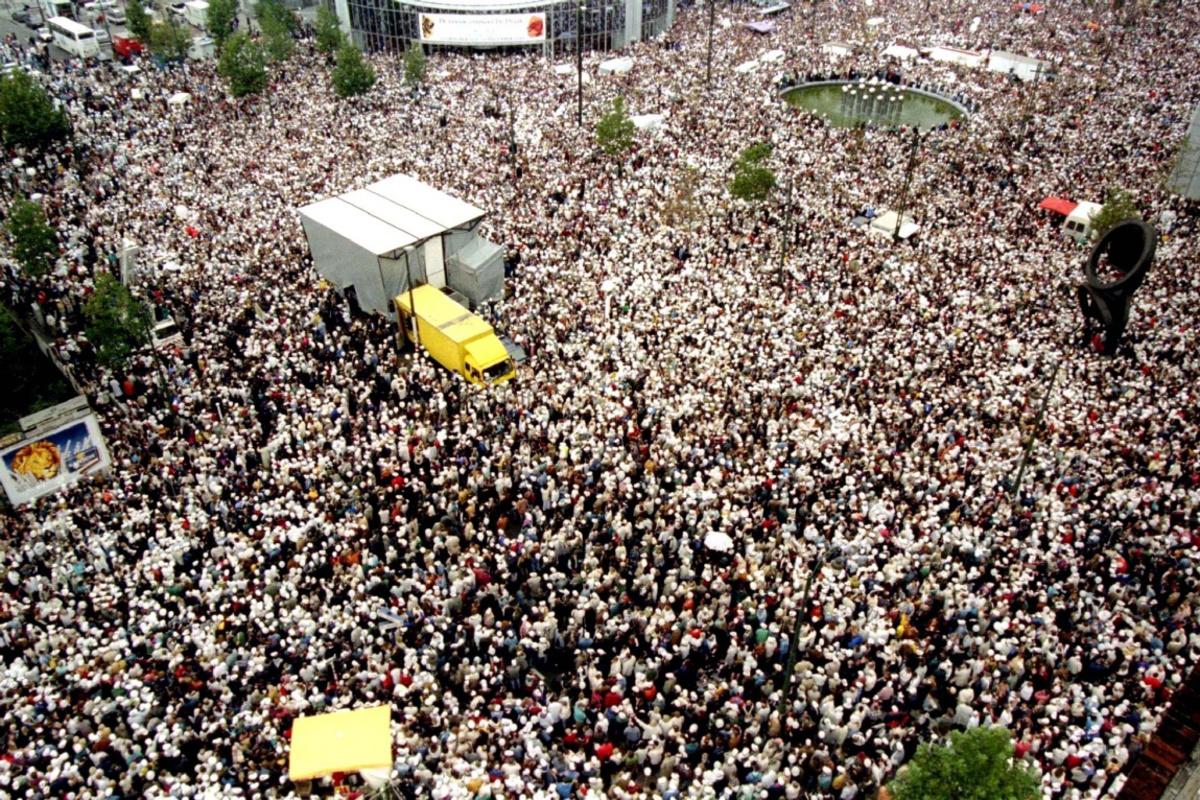 Op 20 oktober 1996 vertaalt de wrevel van de Belgische bevolking omtrent de zaak-Dutroux zich in de Witte Mars, met 300.000 deelnemers de grootste naoorlogse betoging in België. 