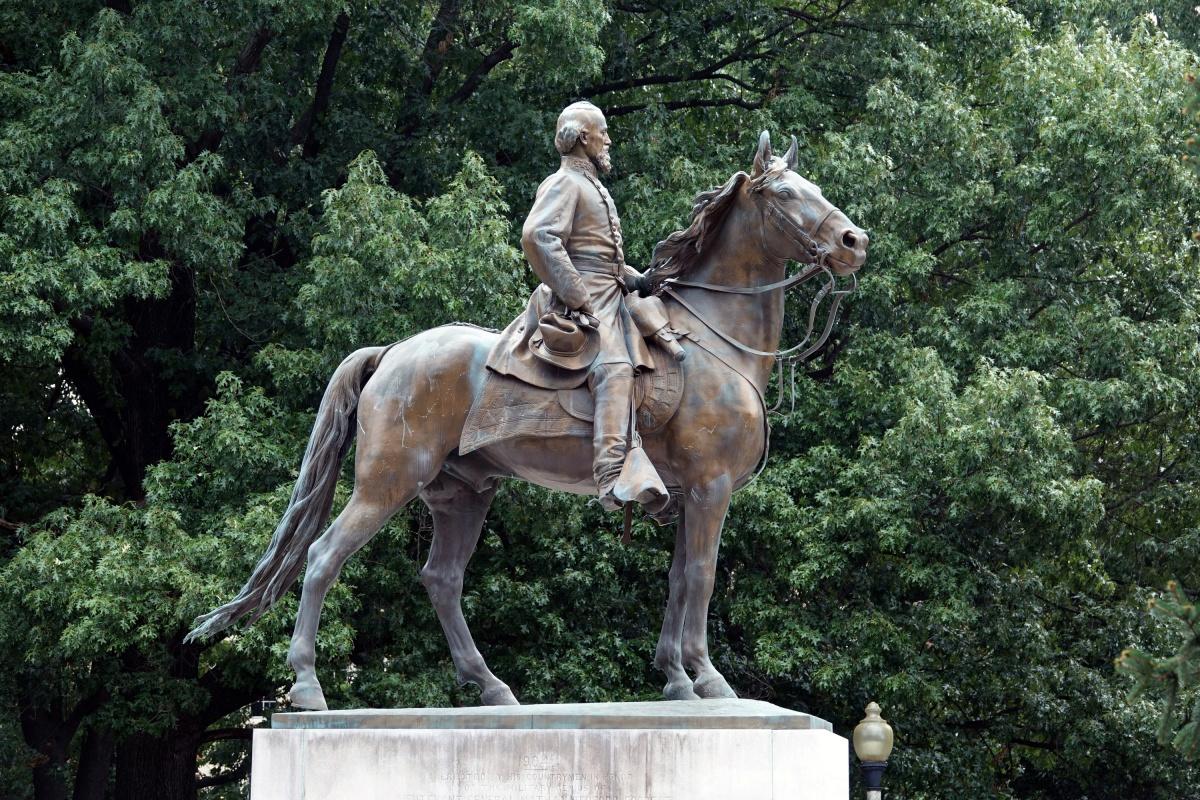 Een standbeeld van Nathan Bedford, generaal in de Amerikaanse Burgeroorlog en mede-oprichter van Ku Klux Klan, werd in de stad Memphis pas verwijderd in 2017. 