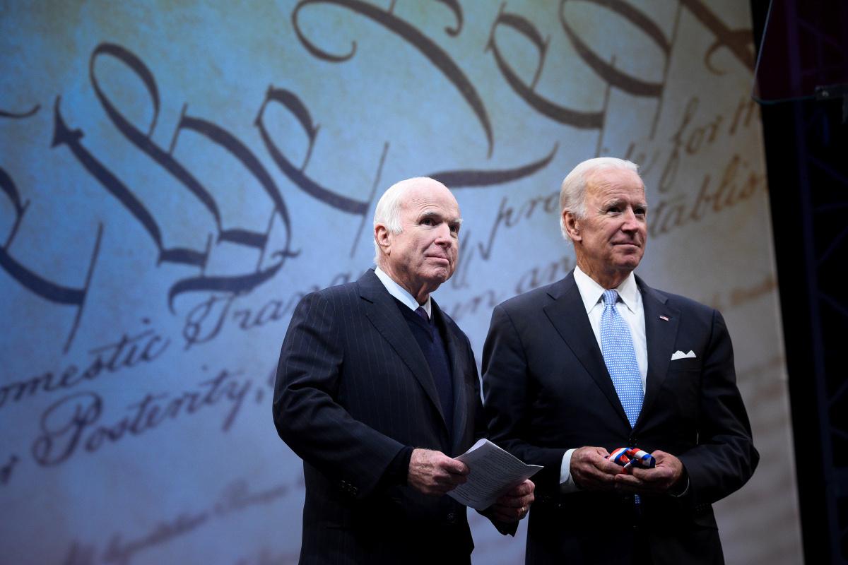 Joe Biden en John McCain