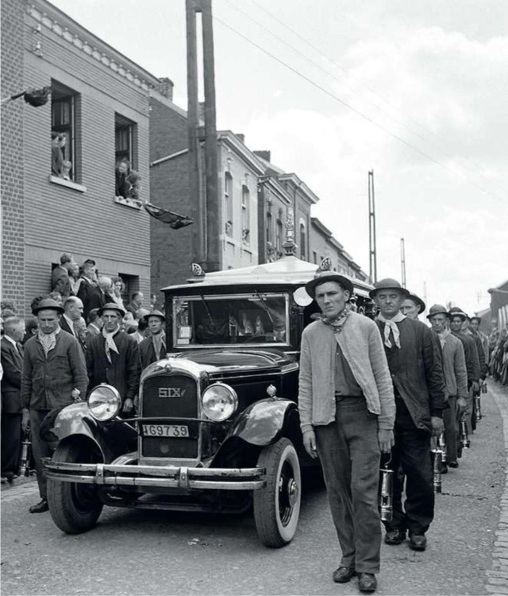 De begrafenisstoet van de slachtoffers van Grâce-Berleur in 1950 wordt massaal bijgewoond.