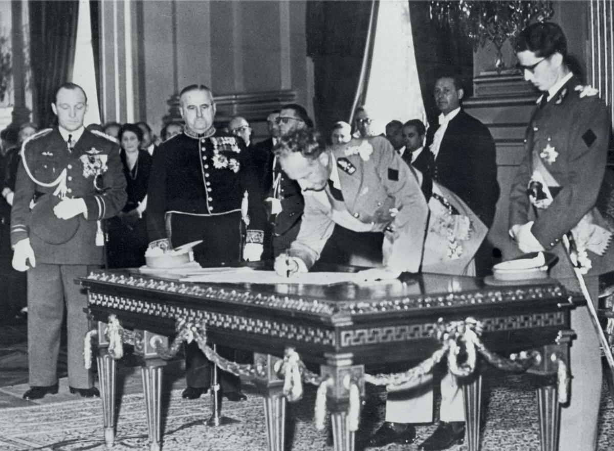 Leopold ondertekent op 16 juli 1951 zijn abdicatie in het koninklijk paleis in het bijzijn van zijn zoon en opvolger Boudewijn.