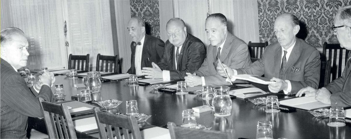 Ontmoeting tussen de voorzitters van vijf Belgische partijen en premier Gaston Eyskens. Op de foto: Gaston Eyskens en Frans Van der Elst (Volksunie), Pierre Descamps (Partij voor Vrijheid en Vooruitgang), Leo Collard (Socialistische Partij), Robert Houben (Christelijke Sociale Partij) en Jean Duvieusart (Waalse Rally en de Franstalige Democratische Federalisten).