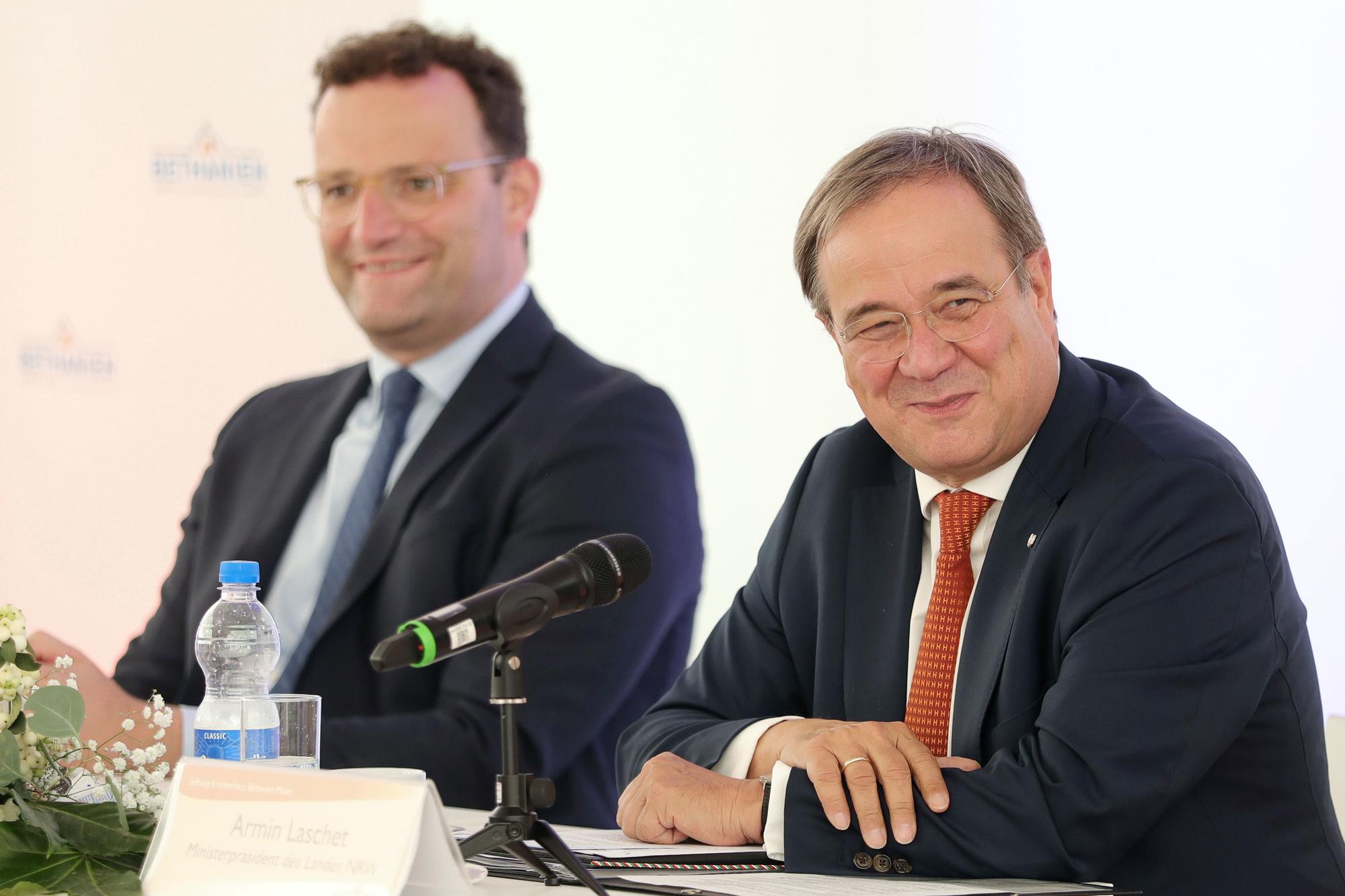 Federaal gezondheidsminister Jens Spahn naast kersvers CDU-voorzitter en minister-president van Nordrhein-Westfalen Armin Laschet.