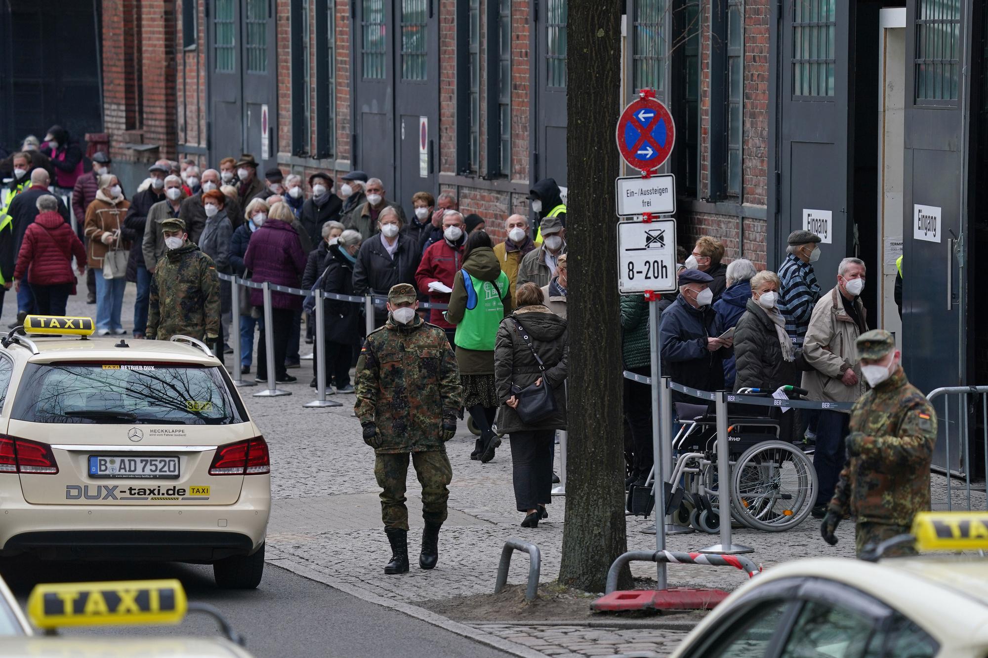 Inwoners van Berlijn schuiven aan in afwachting van hun vaccinatie.
