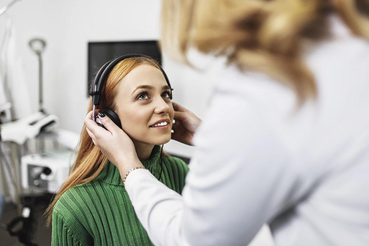 Tijdens de Tinnitus Retraining Therapy leren patiënten technieken om zelf de last te verminderen door hun focus wég te houden van de tinnitus.