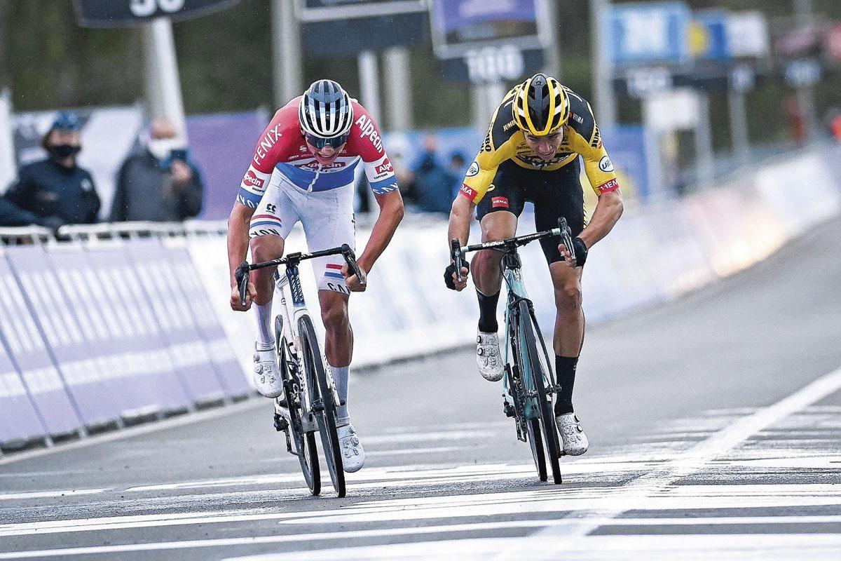 De eindsprint van de Ronde van Vlaanderen 2020. ' Als Wout er niet was geweest, dan zou ik niet de Mathieu zijn die ik vandaag ben.'