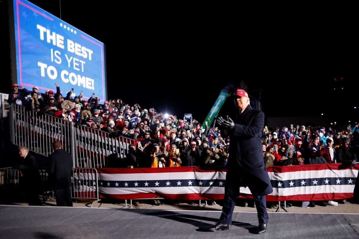 VS-president Donald Trump houdt een verkiezingsbijeenkomst in Michigan op 2 november 