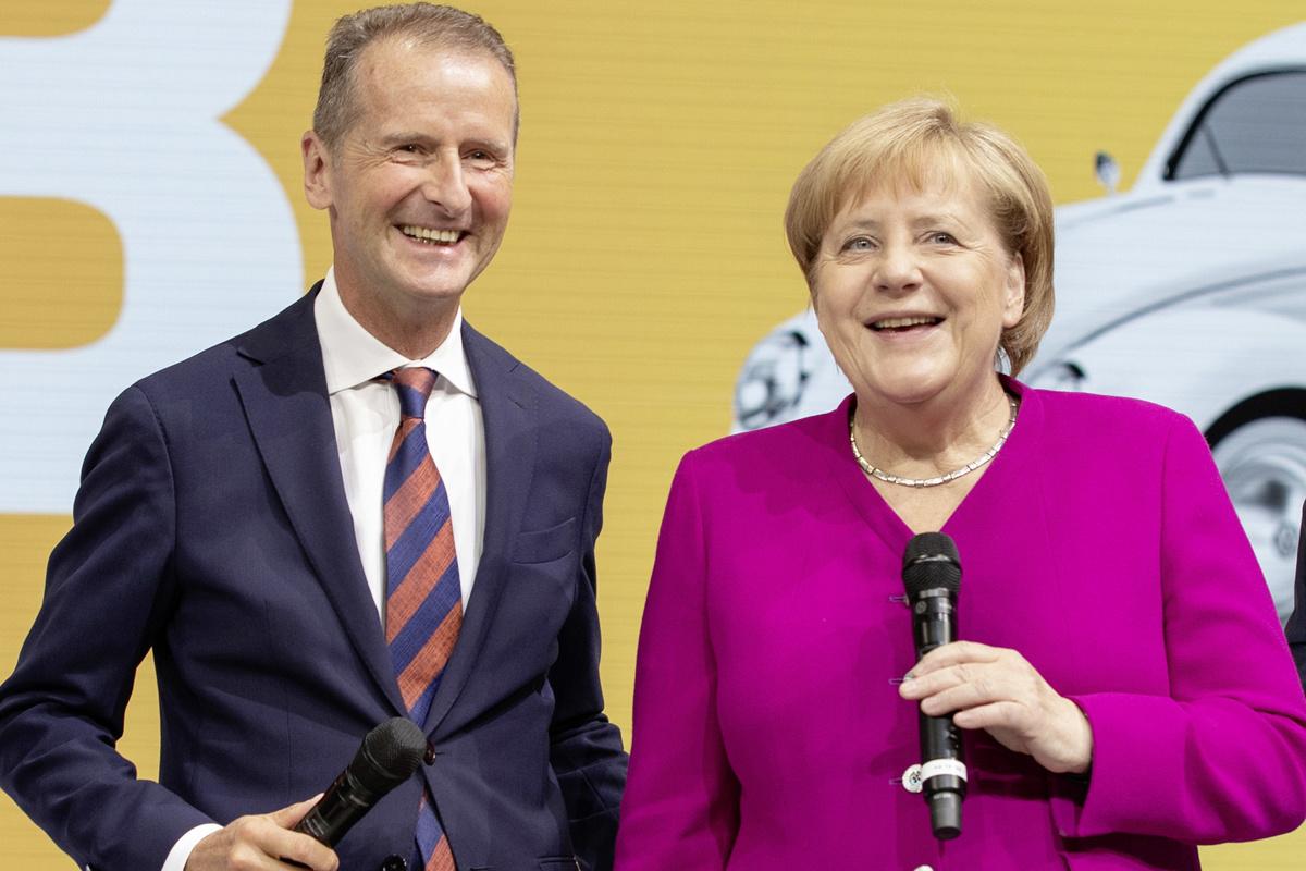 Kanselier Merkel ijverde achter de schermen voor strengere Europese CO2-doelstellingen. Hier is te zien naast Volkswagen-CEO Herbert Diess in 2019.