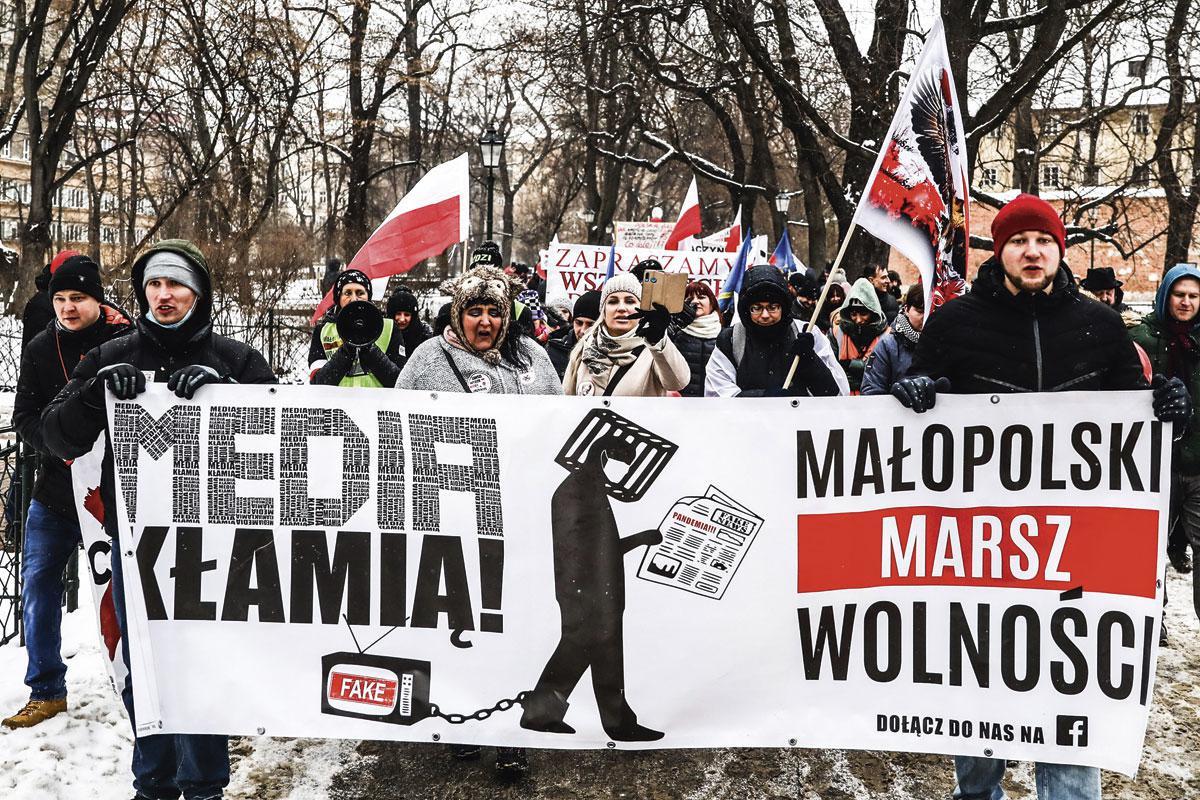 Antivaxers in Krakau betogen tegen de 'leugens van de media'.