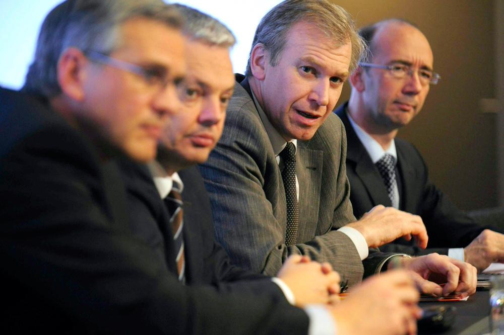 De toenmalige regering van Yves Leterme (tweede van rechts) nationaliseerde de Belgische bankpoot van Dexia.