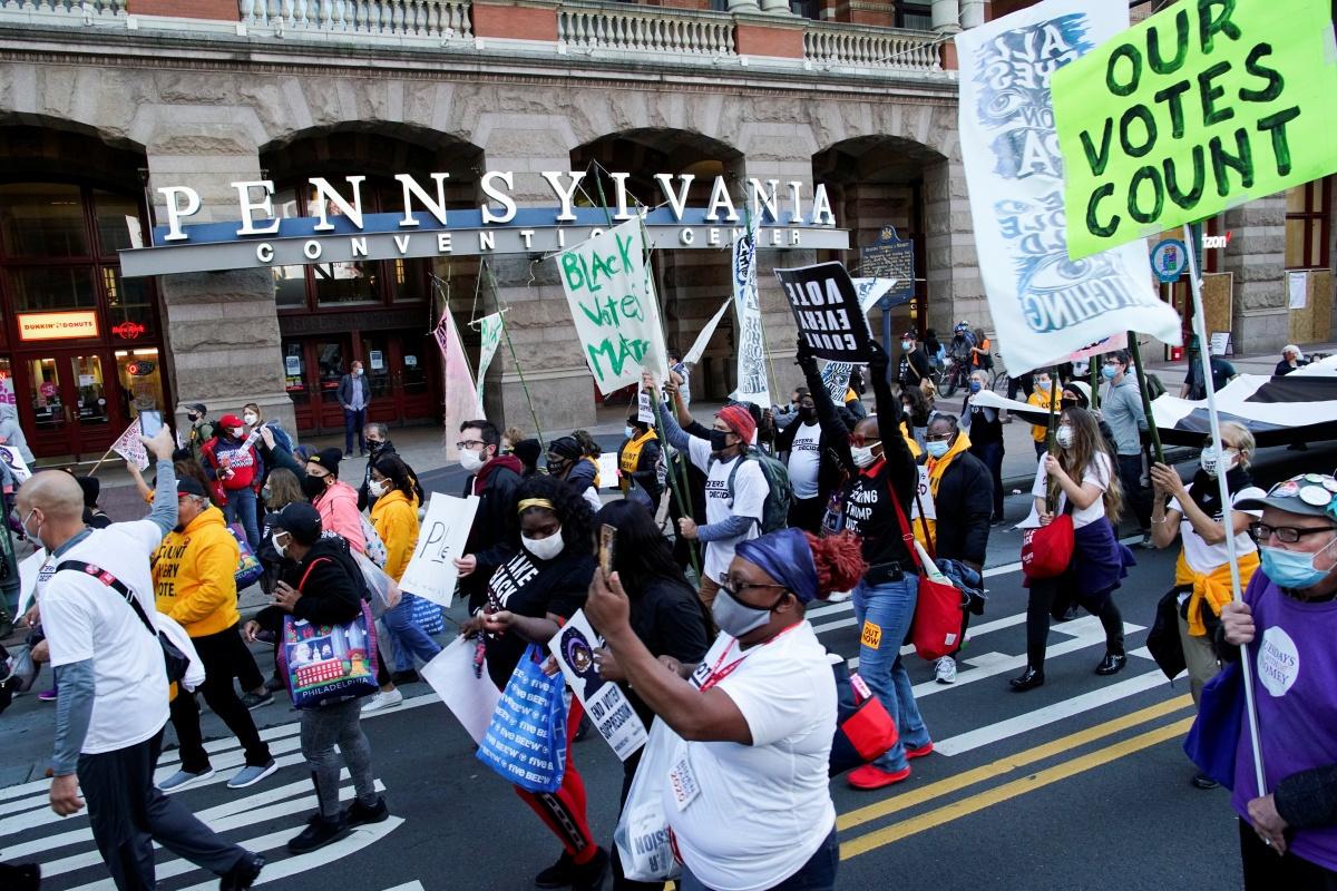 Betogers in de stad Philadelphia, in de staat Pennsylvania, eisen dat elke stem geteld wordt. 