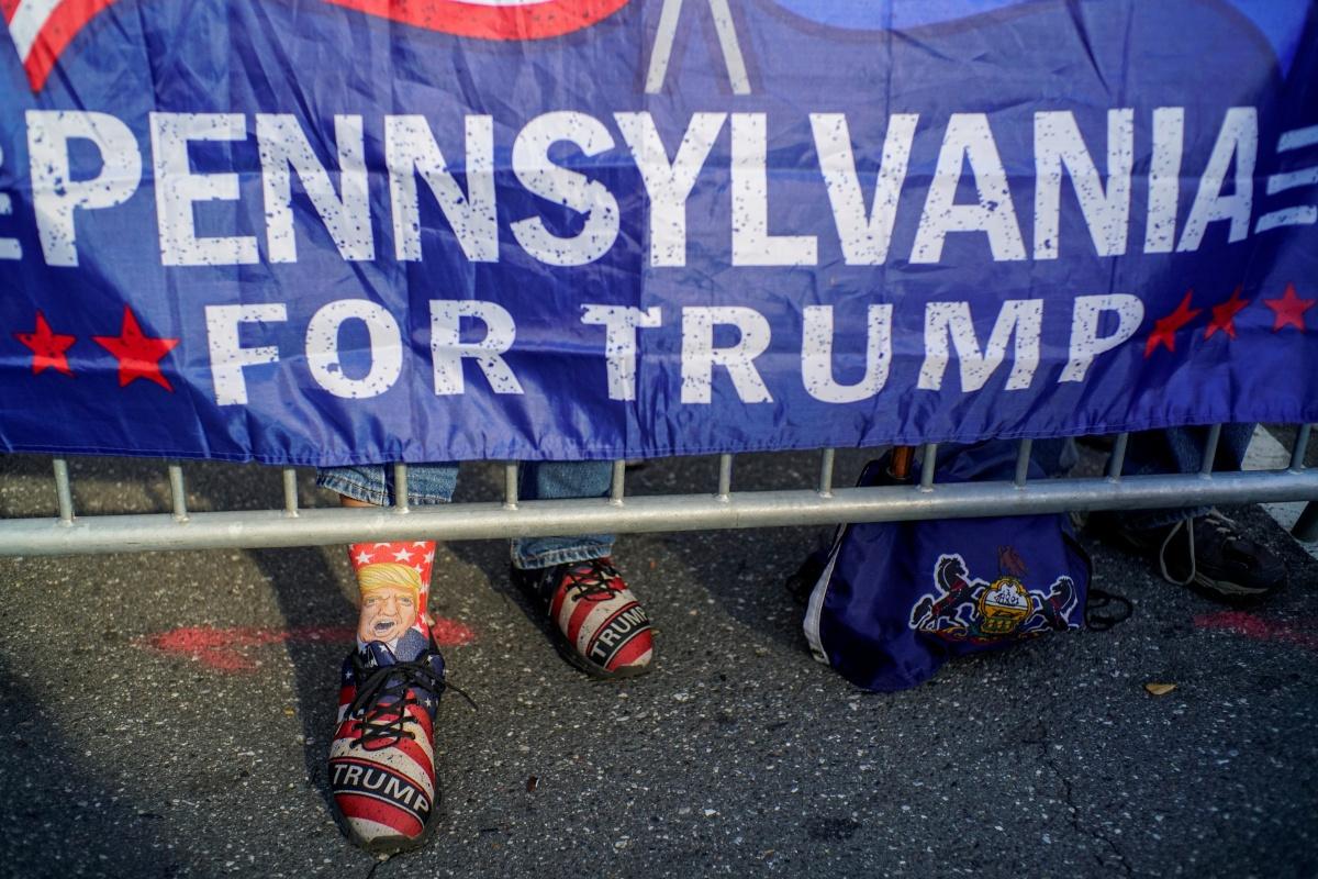 Supporters van president Donald Trump betwisten de kiesuitslag in Philadelphia 