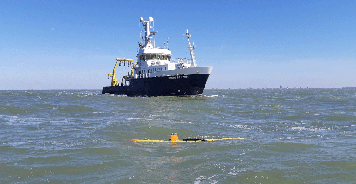 Figuur 3: Het Vlaams Instituut voor de Zee (VLIZ) stelt ROV Zonnebloem (a) en AUV Barabas (b) ter beschikking voor gebruik op nationale en internationale onderzoeksschepen, beide operationeel tot dieptes van 1000 m.