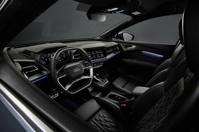 Het ruime interieur met een digitaal dashboard