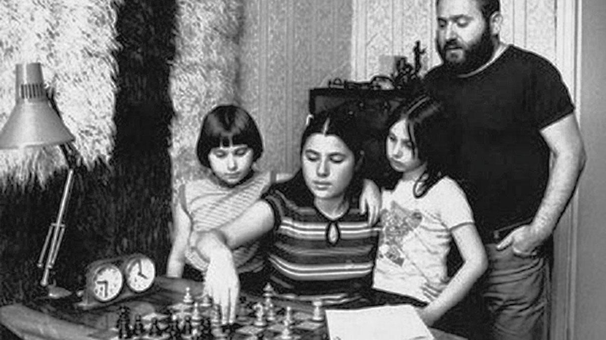 Judit (links) met haar zussen en haar vader. 'Genieën worden niet geboren maar gemaakt', vond hij.