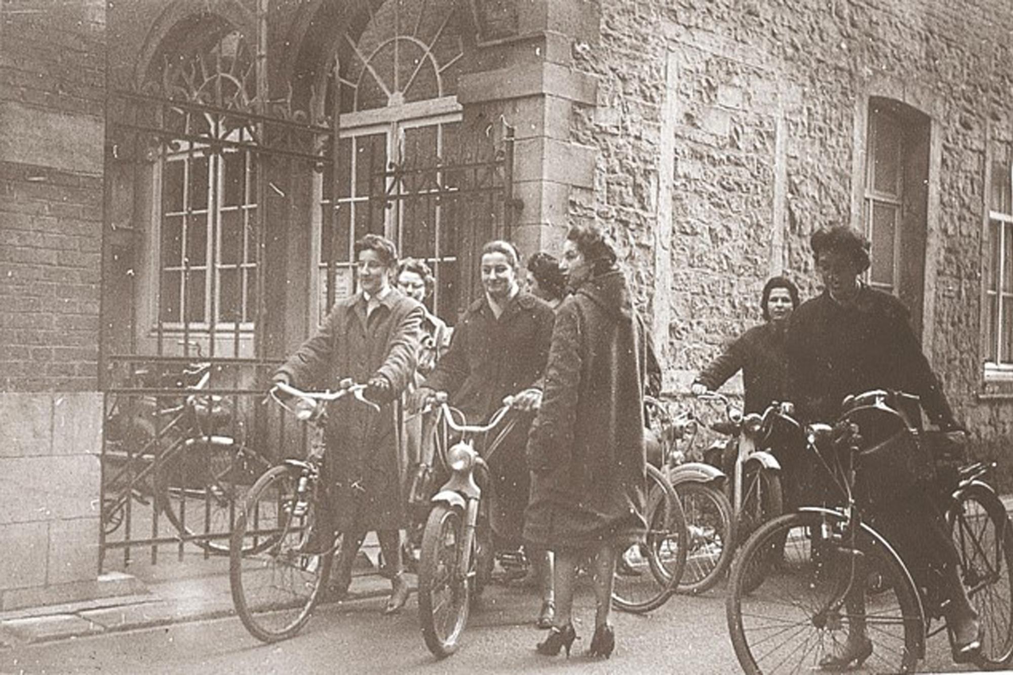 In de jaren 40 werden de thuisverpleegkundigen van het Wit-Gele Kruis in de volksmond 'vliegmachientjes' genoemd - omdat ze zo vlug van de ene naar de andere patiënt koersten met hun fiets.