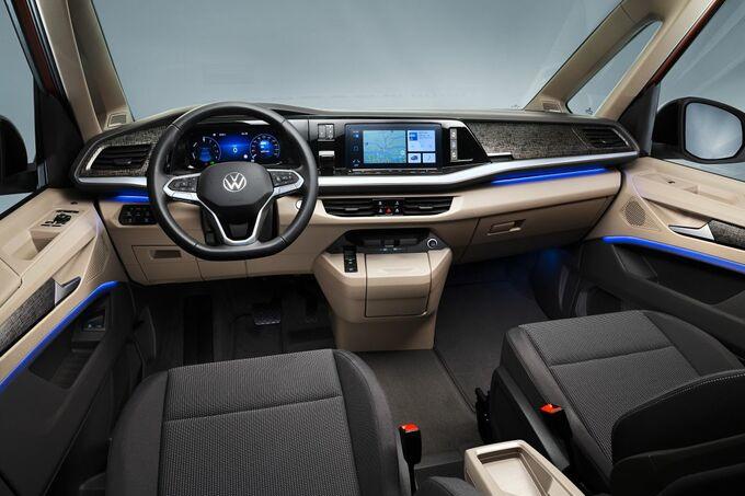 Een modern interieur met een digitaal dashboard.