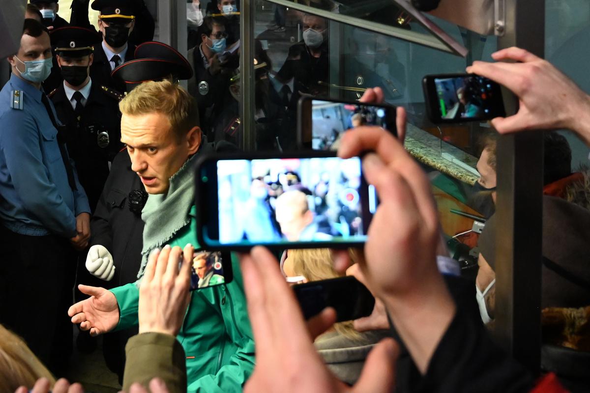 Aleksej Navalny en zijn vrouw bij aankomst in Moskou.