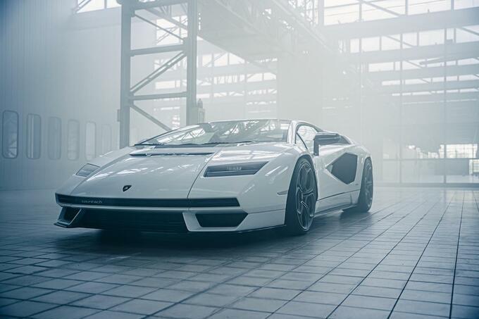 Van de Lamborghini Countach LPI 800-4 worden 112 stuks gemaakt.