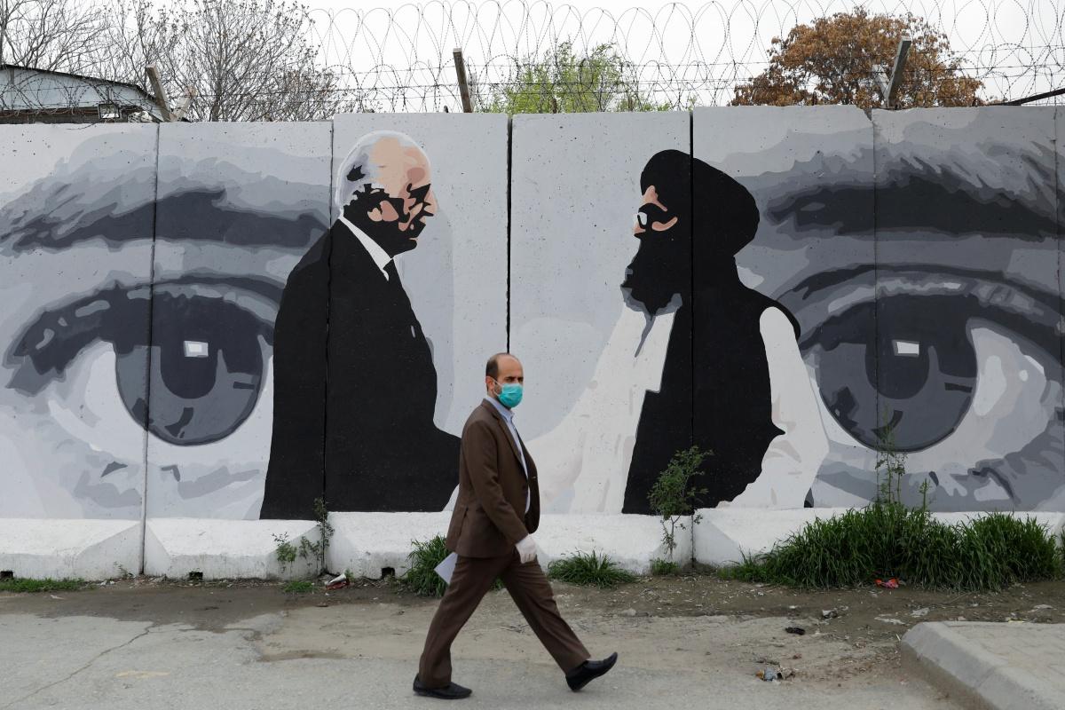 Muurschildering in Kaboel van het vredesakkoord dat talibandiplomaat Mullah Baradar (rechts) onderhandelde met de Amerikaanse Afghanistan-gezant. 
