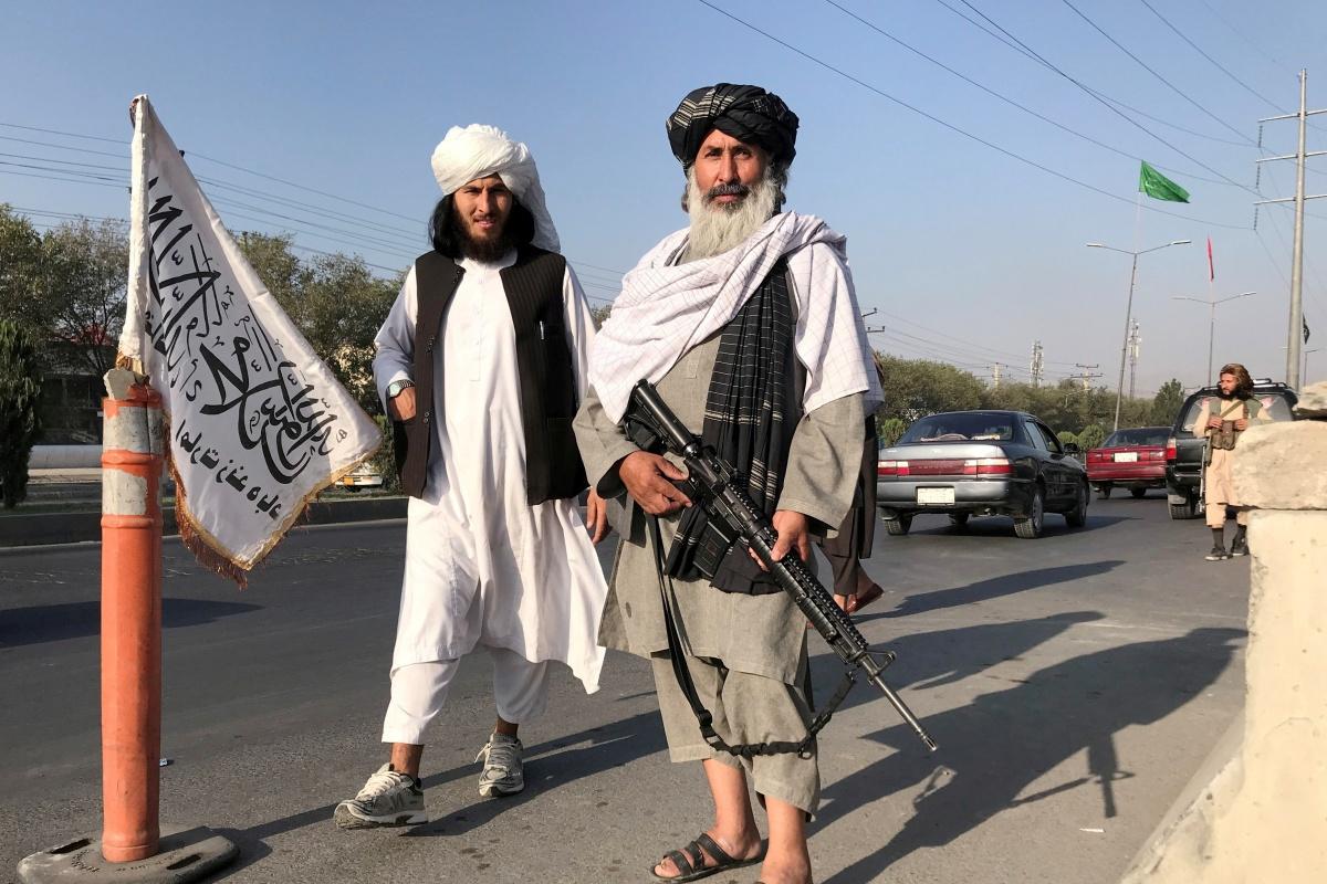 Talibanstrijders gaan in Kaboel deur tot deur op zoek naar vijanden, wat niet strookt met beloftes van talibanwoordvoerders. 