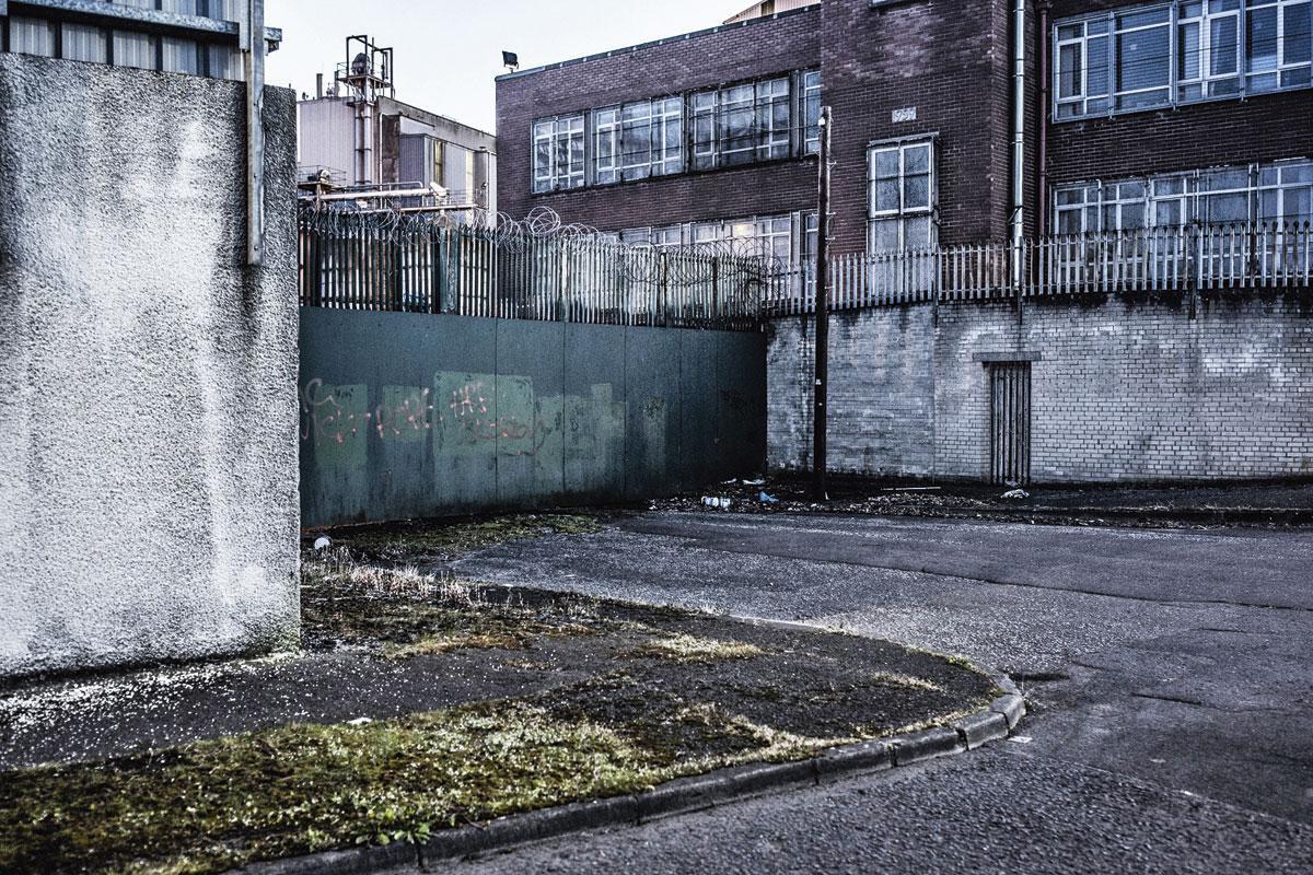 Belfast is in tweeën gedeeld door de vredesmuren. Sommige blijven permanent gesloten.
