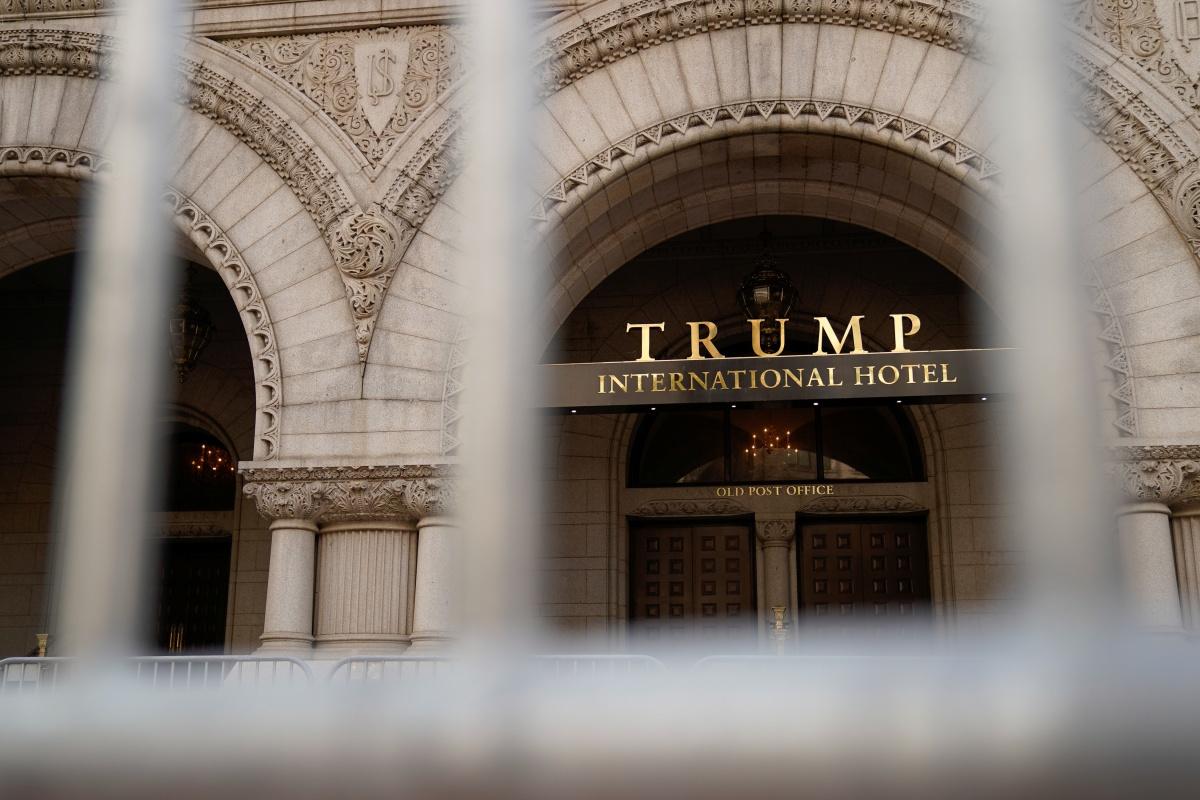 Buitenlandse vertegenwoordigers betaalden honderdduizenden dollars voor evenementen in het Trump International Hotel in Washington terwijl de president er eigenaar van was. 