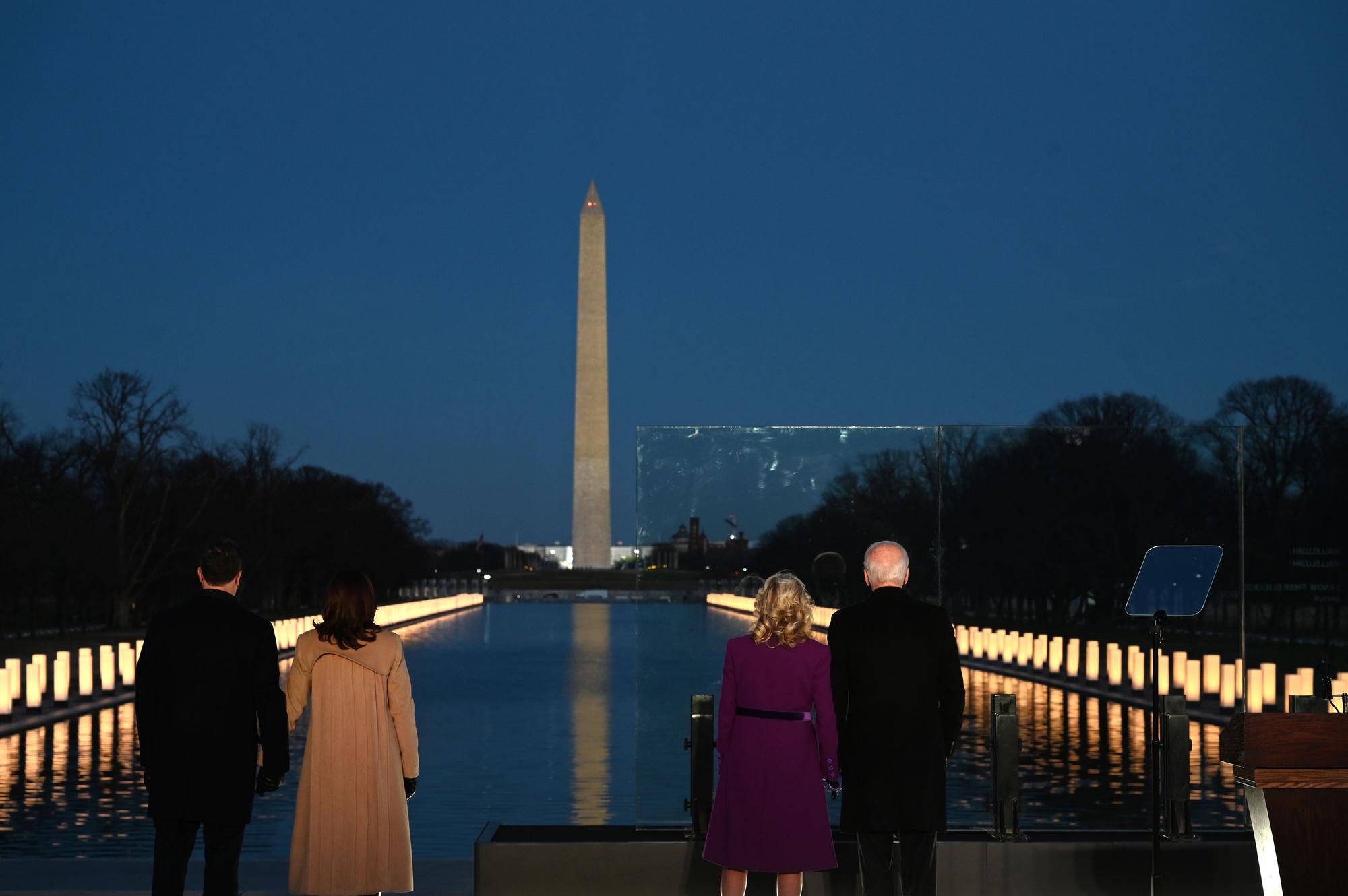 Joe Biden en Kamala Harris gedenken de honderdduizenden landgenoten die aan de gevolgen van covid-besmetting overleden.