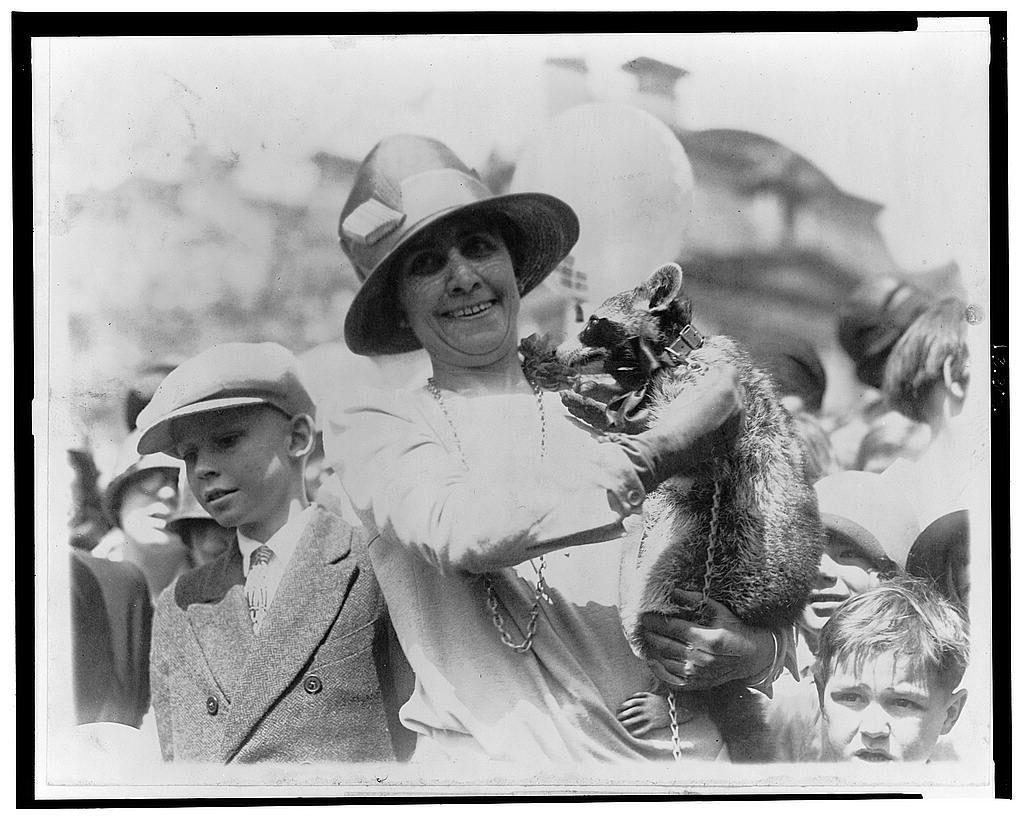 Grace Coolidge met wasbeer Rebecca