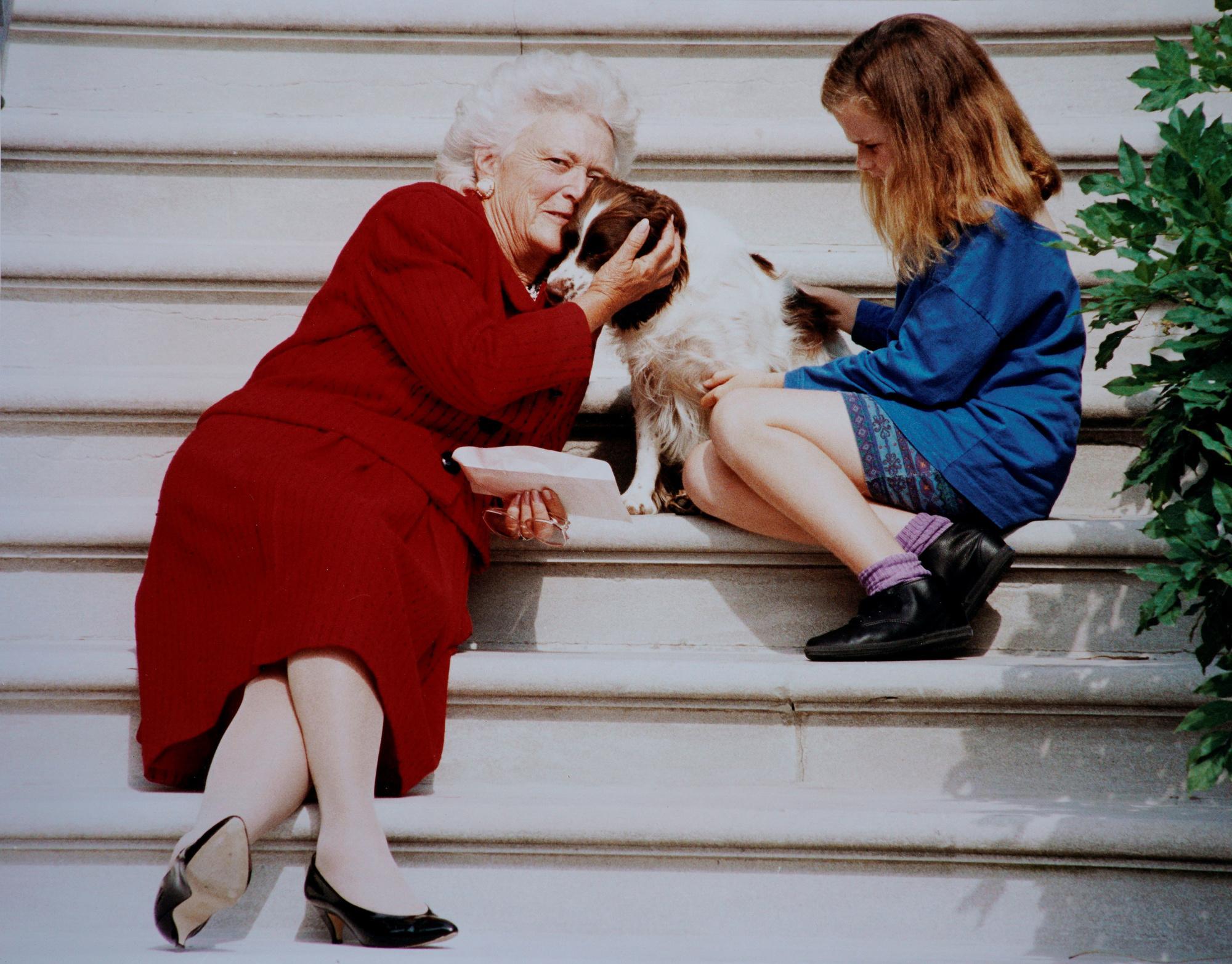 Barbara Bush met kleindochter en met hond Millie