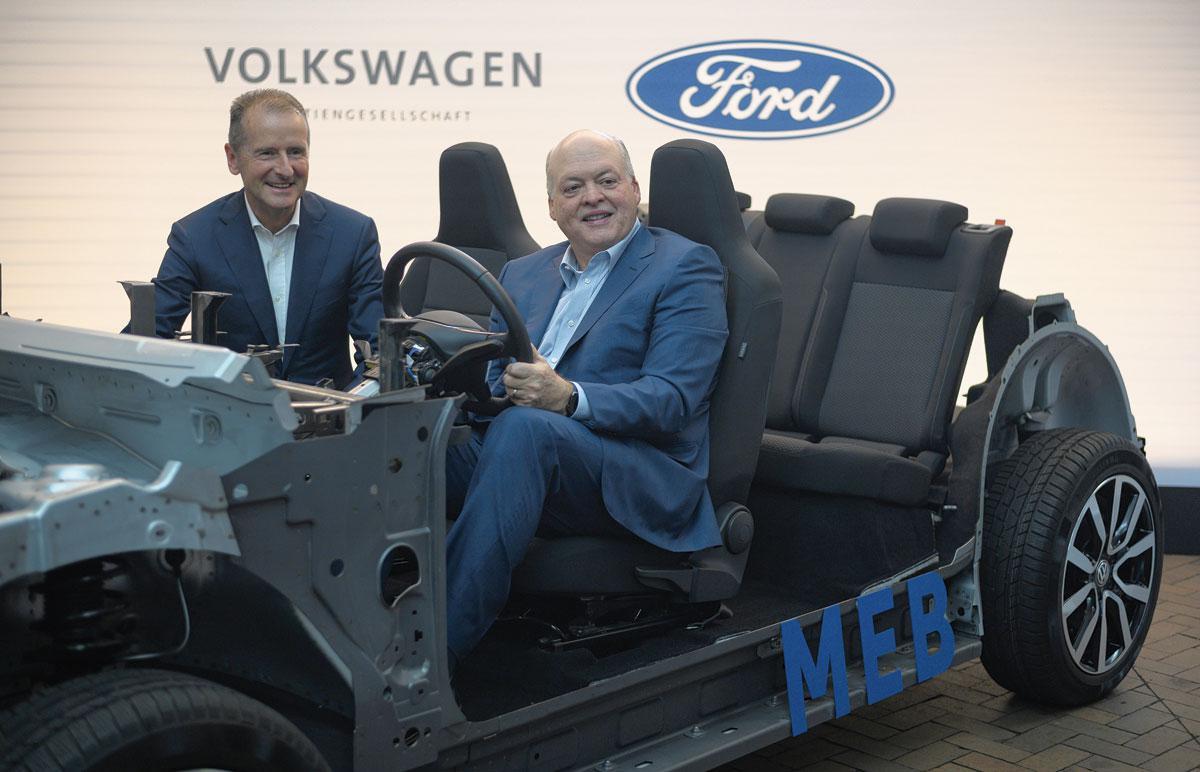 Jim Hackett (R), ceo van Ford Motor Company, en Herbert Diess, ceo van Volkswagen Group, kondigden in juli 2019 in New York aan dat ze zouden samenwerken.
