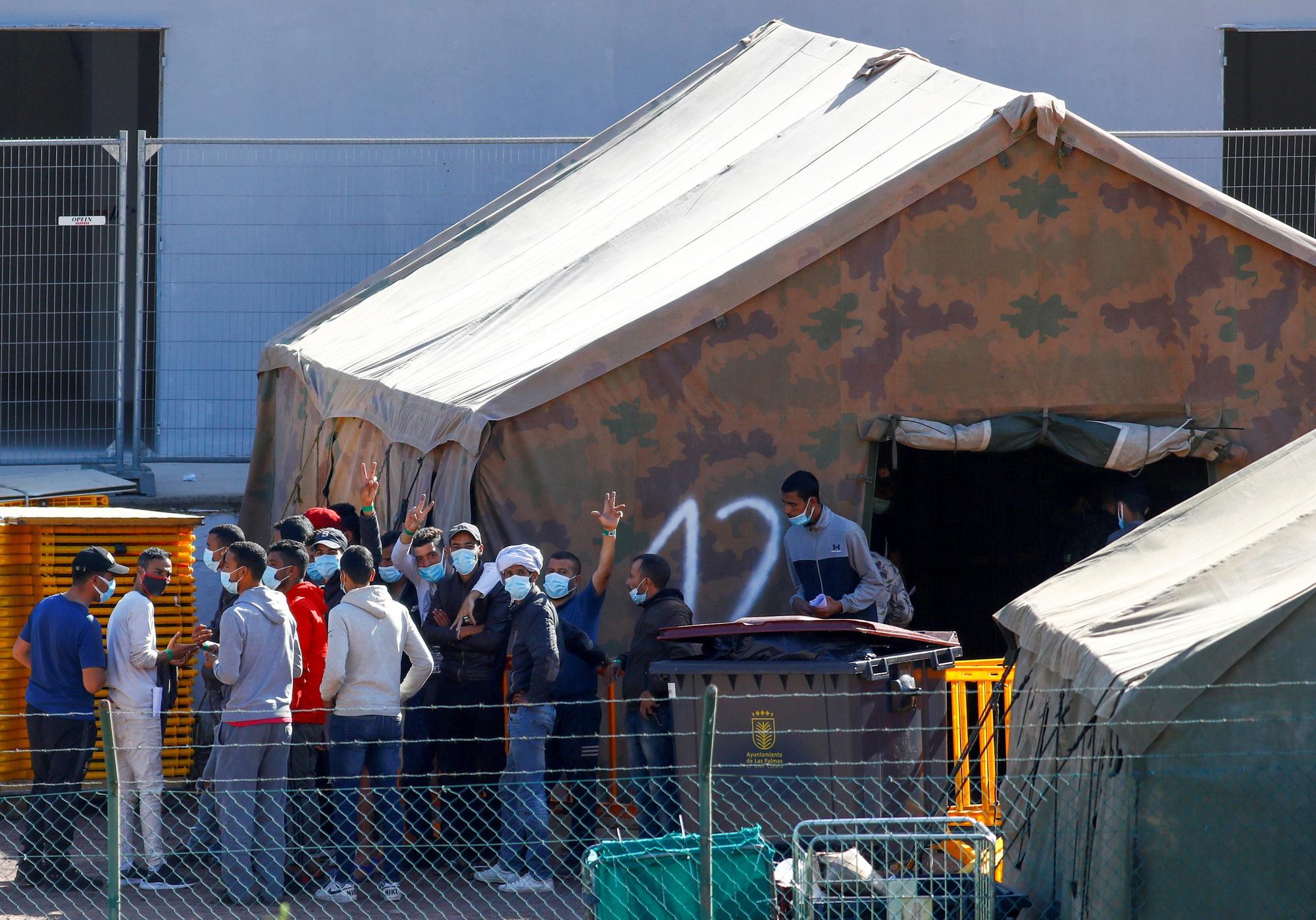 Migranten in een militair kamp nadat ze aankwamen op de Canarische Eilanden.