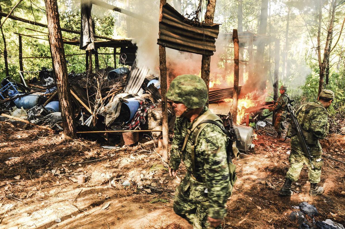 Michoacán Het leger ontmantelt een methlab dat in de jungle van Michoacán werd ontdekt. Met sporenonderzoek of de evacuatie van giftige stoffen wordt geen tijd verloren: alles wordt in brand gestoken.