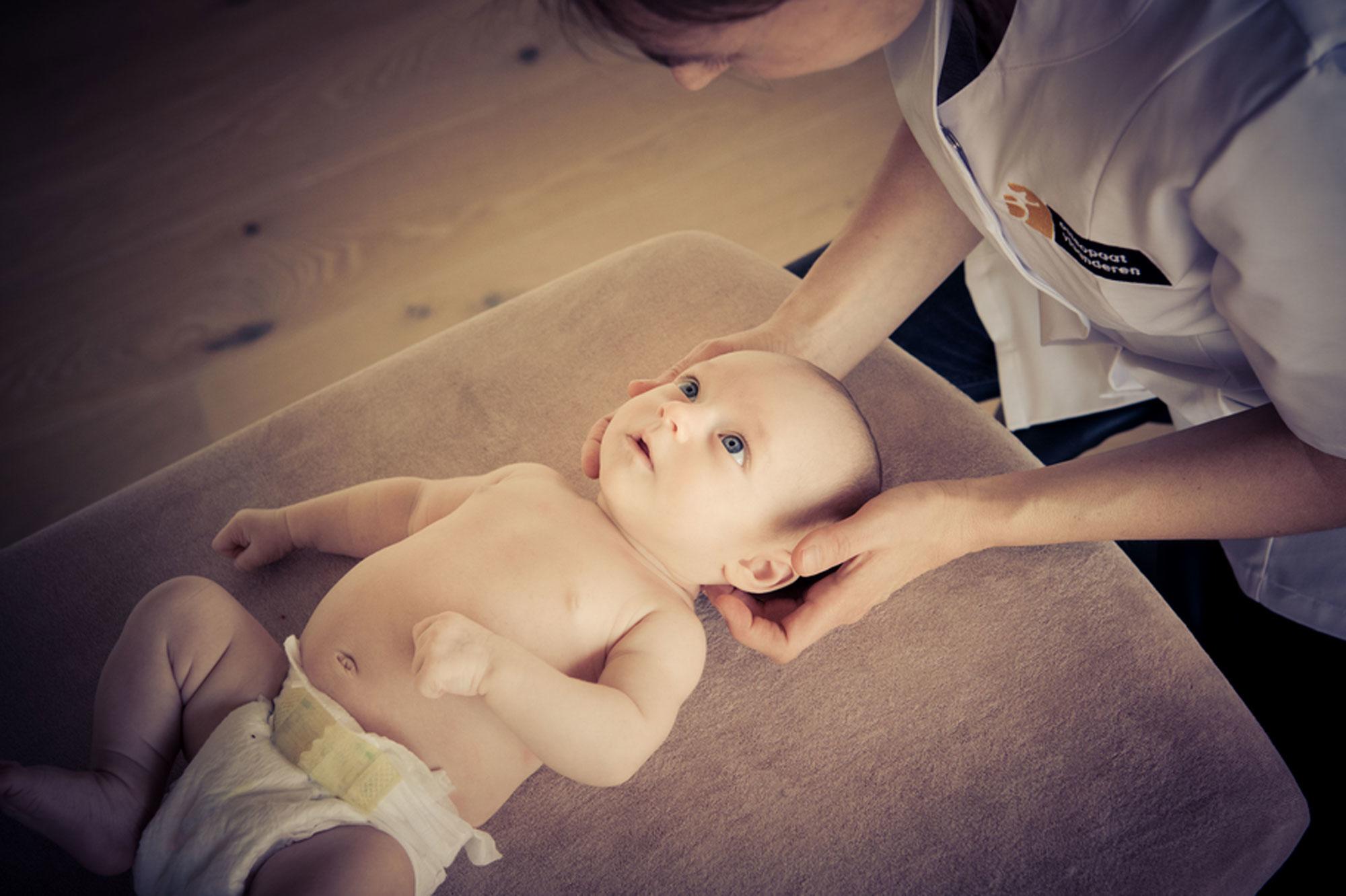 Osteopaten maken komaf met hardnekkige mythes: 'Baby's worden nooit gekraakt'