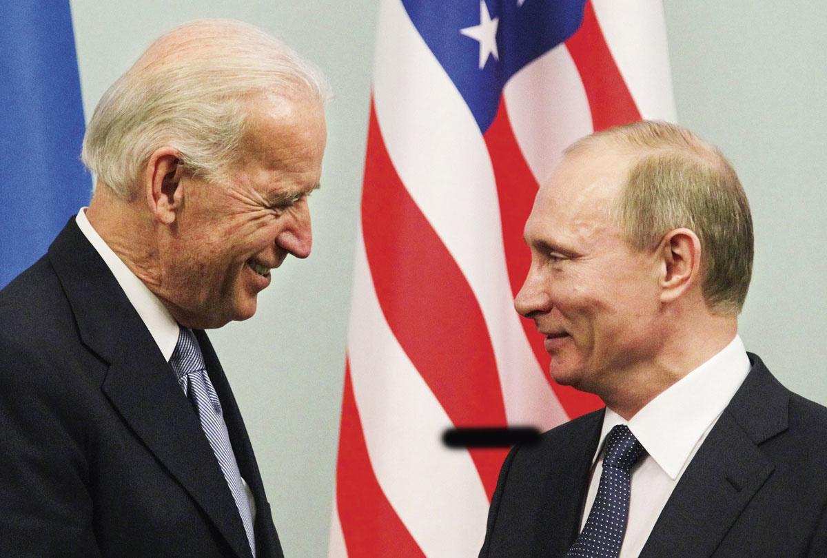 Met VLADIMIR POETIN in 2011. 'Biden lijkt bereid om het New START-verdrag, waarbij Rusland en de VS beloofden hun nucleaire arsenaal in te perken, te verlengen.'