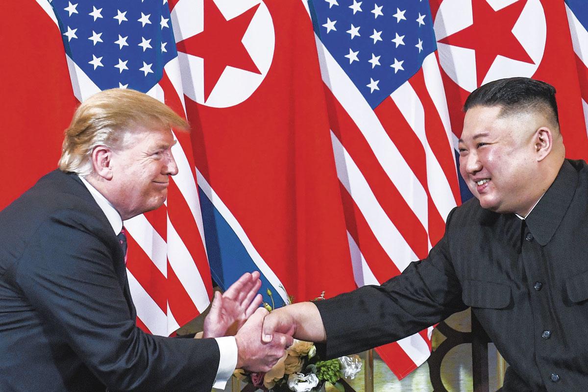 DONALD TRUMP en KIM JONG-UN In Hanoi, februari 2019. 'Diplomatiek kun je niets zonder de steun van China.'