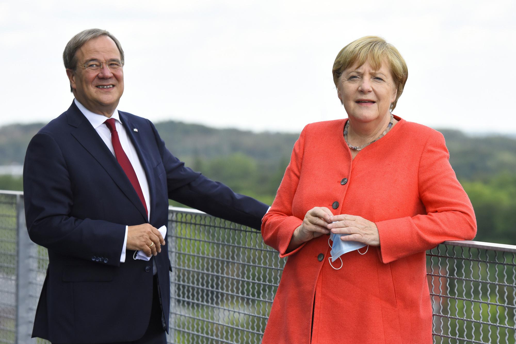 Armin Laschet en Angela Merkel op 18 augustus 2020 bij een bezoek van Merkel aan Noordrijn-Westfalen.