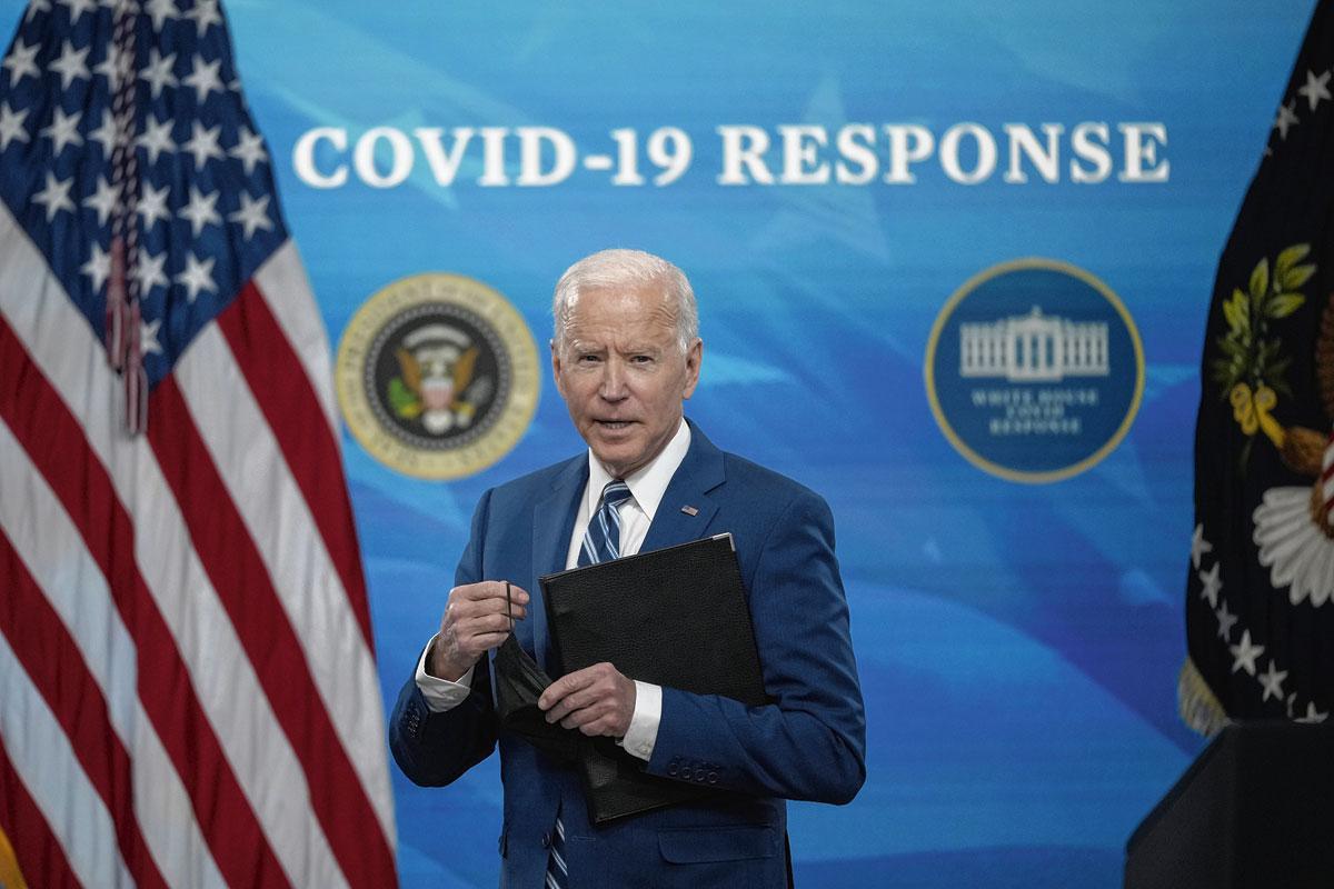 De Amerikaanse president Joe Biden geeft uitleg bij het vaccinatieprogramma. 'Onder het motto we are at war gingen de VS resoluut voor snelheid.'