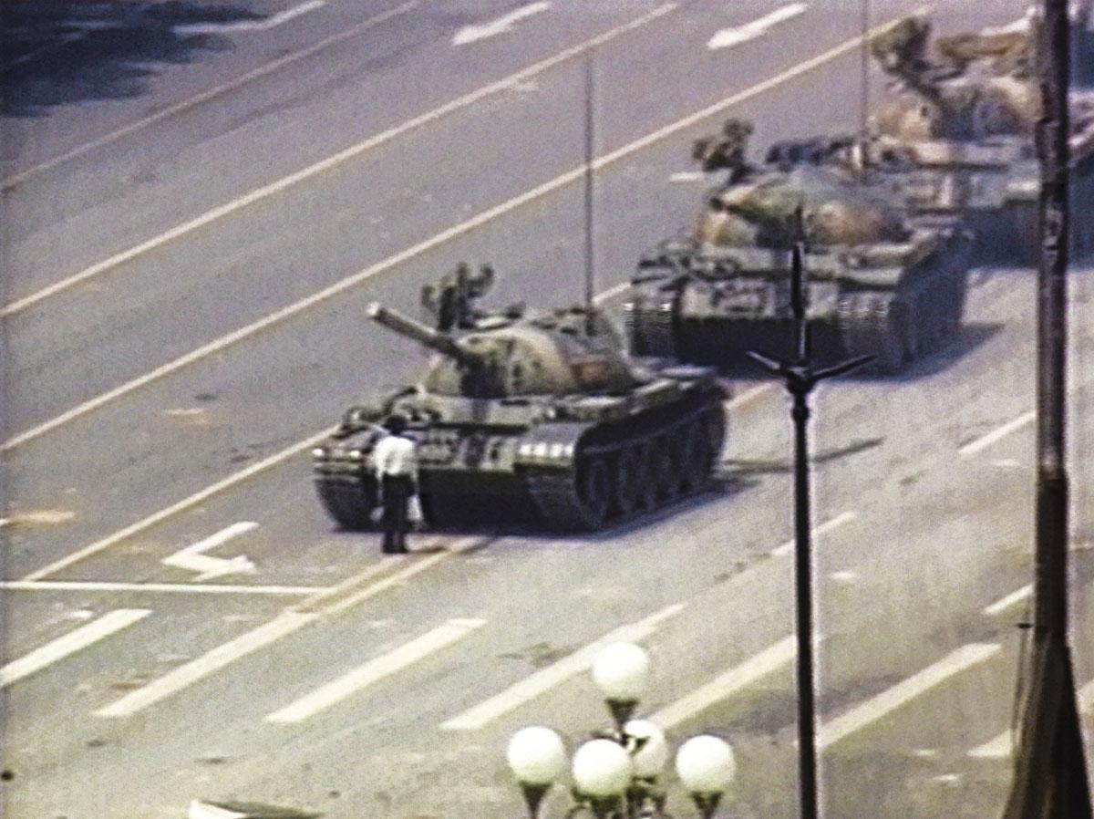 JUNI 1989, kort voor het bloedbad op het Tiananmenplein in Peking. Een jaar later beweerde Ludo Martens dat er geen slachtoffers waren gevallen.