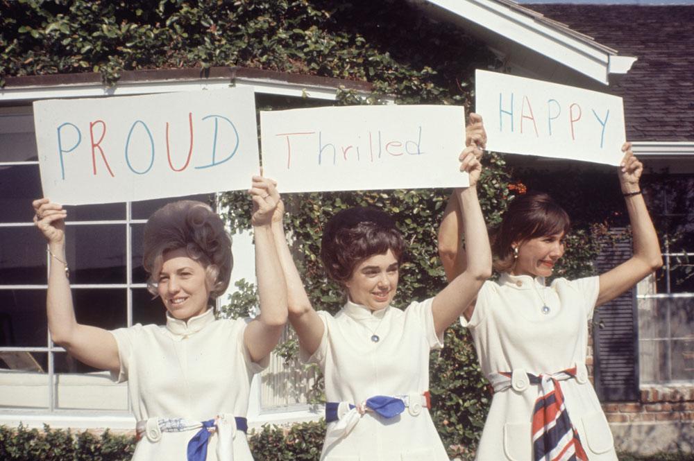 Drie vrouwen van Apollo 12-astronauten zijn de vragen van de journalisten beu en maken duidelijk hoe ze zich voelen.