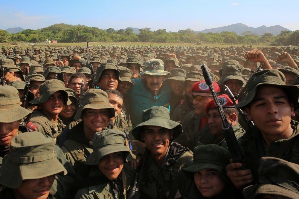 Om te benadrukken dat het leger hem trouw blijft gaat president Nicolas Maduro recent vaker op de foto met zijn strijdmacht.